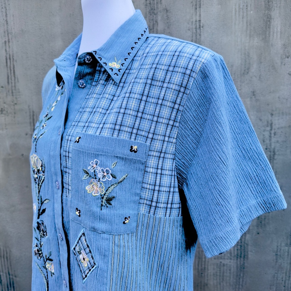 Vintage Napa Valley Denim Blue Floral Embroidered Crinkle Gauze Button Up Top -M - Picture 11 of 16